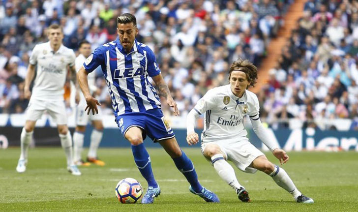 Víctor Camarasa in action for Alaves