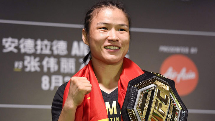 Zhang Weili with her title.